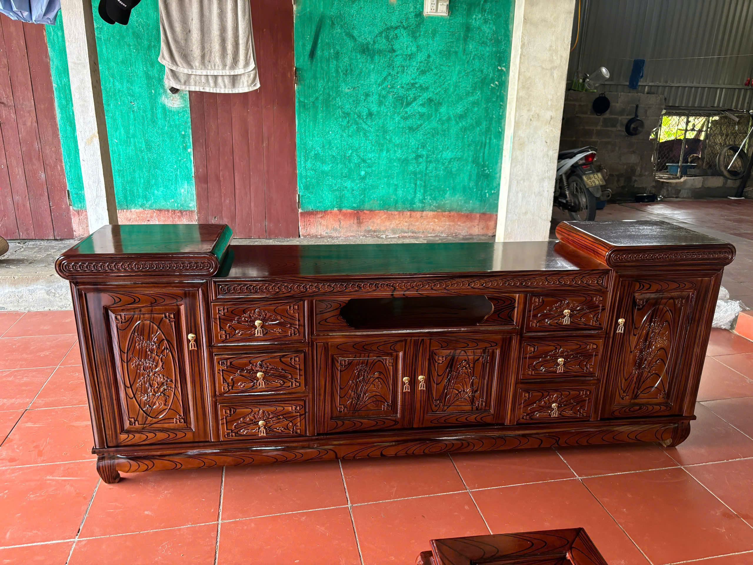 Kệ tivi gỗ xoan đào vẽ vân